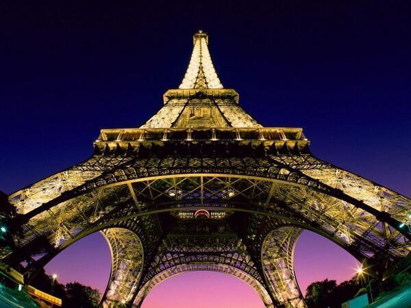 NationalGeograC's tweet photo. La Torre Eiffel vista desde abajo. ¡¡IMPRESIONANTE!! http://t.co/NWfjY5B36I