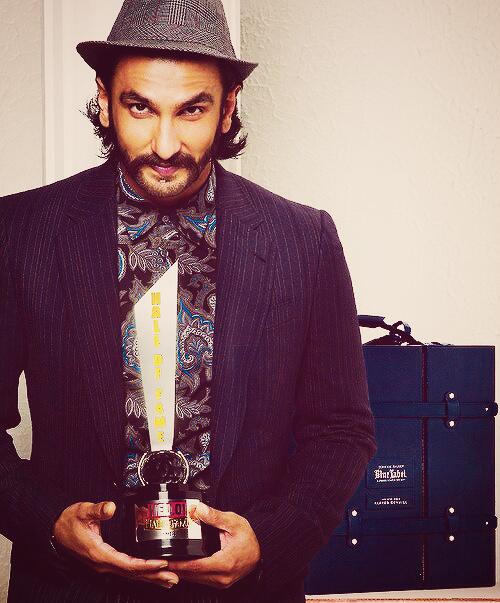 RanveerFClub's tweet photo. #Ranveer Singh Hello! India | Jan 2014 |  Hall of Fame Awards. http://t.co/daSWtjgMqy