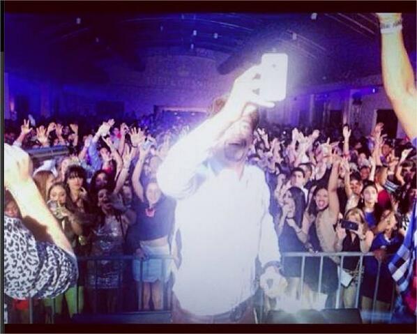 P0ETISTAS's tweet photo. Desde la tarima les deseó un Feliz año nuevo para todos en integran. #saludyvida ~~ @PoetaCalle via instagram http://t.co/WULXPzAIwr