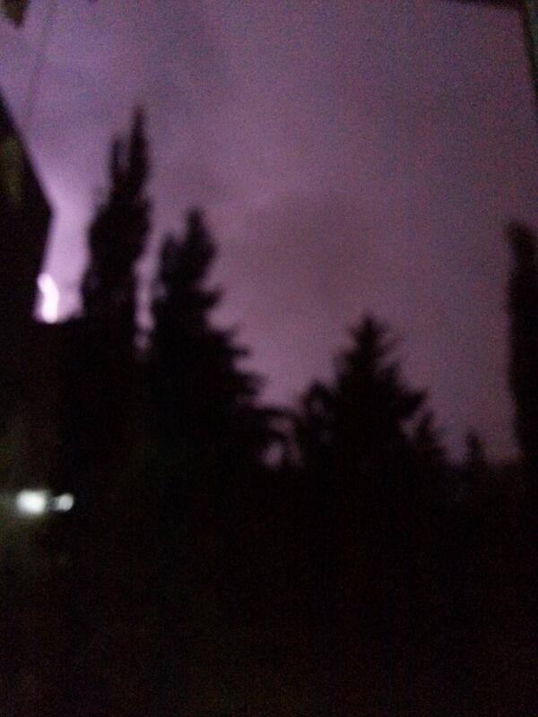 Parte de un rayo a la izquierda de la foto .Ahora si que la tormenta llego con agua