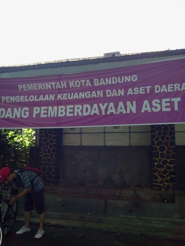 birddeckz's tweet photo. @ridwankamil @PRFMnews  tolong di pasang tanda,dilarang merokok, petugas dan pengunjung bnyk yg merokok. http://t.co/UVPRiSc08h