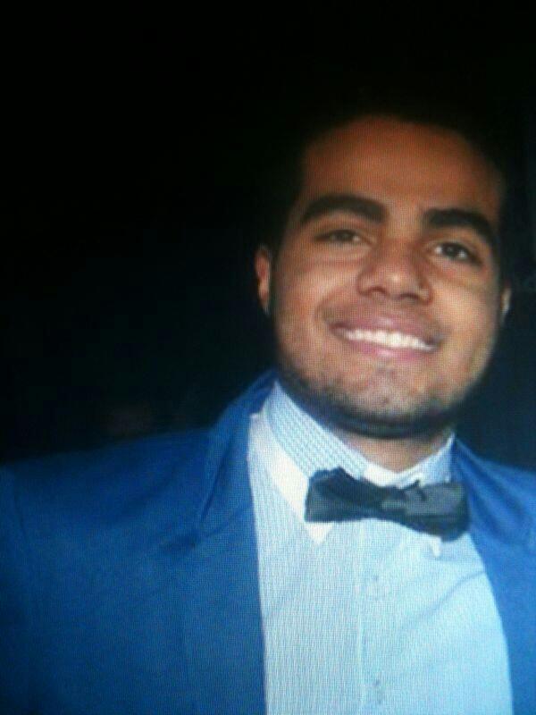 AlbertoMelonako's tweet photo. RT PORFAVOR!! CHICO DESAPARECIDO!! LLEVABA TRAJE, PAJARITA, CAMISA ROSA Y XAKETA AZUL OSCURO. MAXIMA DIFUSION!! http://t.co/iu5aPxVo5z