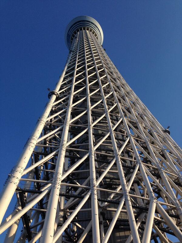 chie4579's tweet photo. 真下からのスカイツリー🗼 http://t.co/tkNX0IMS1V
