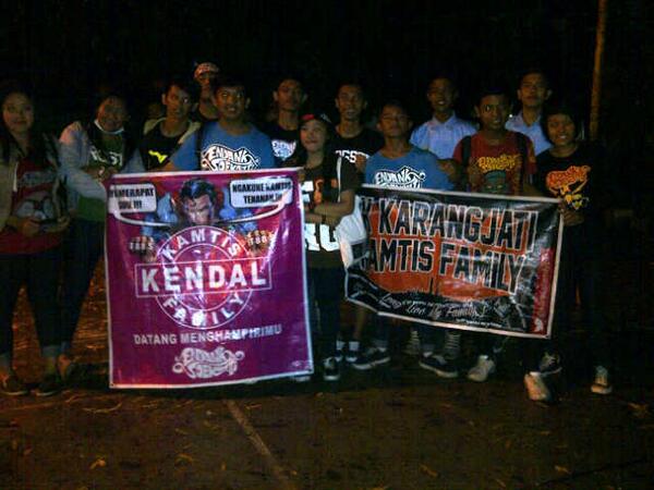 endanksoekamti's tweet photo. Trimakasih sdh ikut merayakan! :) RT @kamtisfamilypk_: ini waktu pass perayaan #ES13th di taman basecamp #ES13th http://t.co/MsRNhXRFGS