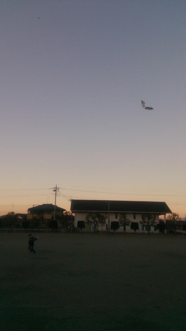 take_kato's tweet photo. 凧上げ楽しい http://t.co/zNY8RHlWZ7