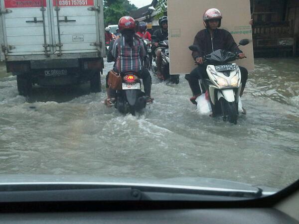 adhebenjo1's tweet photo. Bali_banjir tepat nya dijalan dewi sri kute http://t.co/h3dE11DTOj