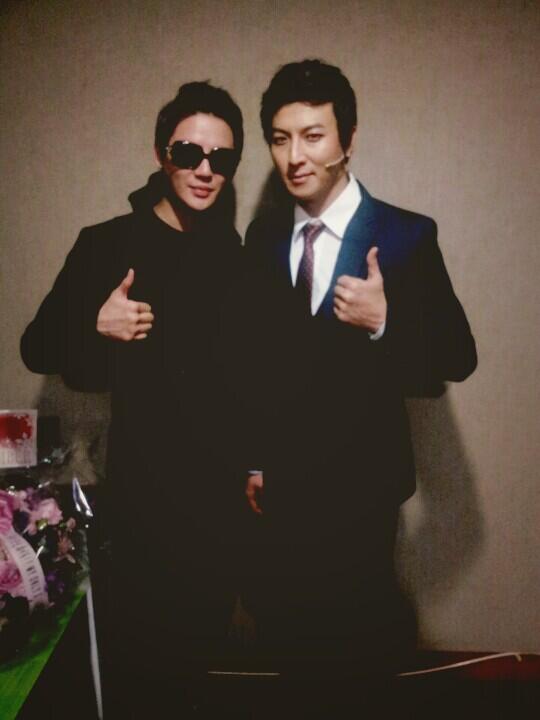 1215thexiahtic's tweet photo. 건형이형 디셈버 밤 공연 너무 재밌게잘봤어요~^^제가 너무 웃고 재밌어하니까..장진감독님왈
사람들이 너 여기 출연 안하는줄 알겠다..
하하하;오늘은 배우가 아니라 똑같은 관객의 마음으로 왔다구요 감독님~!!ㅎ http://t.co/q4b6K36Suk