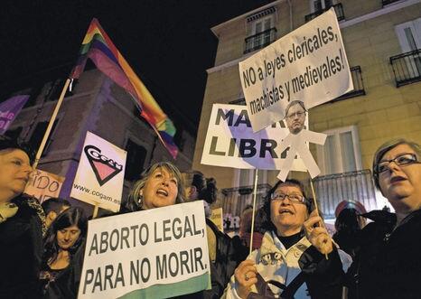 contropiano's tweet photo. Spagna: cancellato il diritto all’aborto, è rivolta #contropiano http://t.co/ecZA250rmv http://t.co/WMThqiSmxP