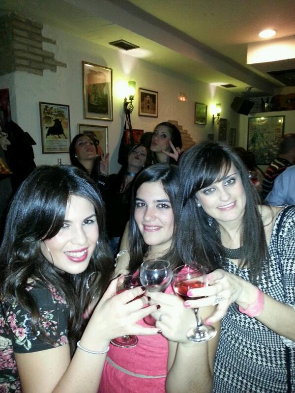 veromorenolo's tweet photo. ese fondo jaja @macarena1507  @AmandiitaMb @marta_porrito @mary_land13 @Noeliagr_92 http://t.co/FcJVKgUoz1
