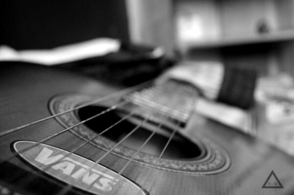 blackwhitegraph's tweet photo. Guitar http://t.co/tZDabajRBX