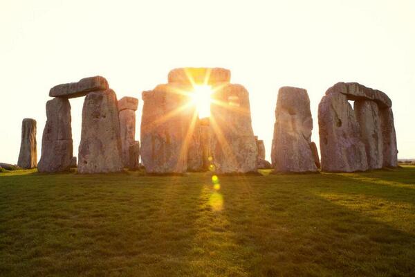 thetimes's tweet photo. Today, Stonehenge perfectly aligns with the rising &amp; setting sun. It's Winter Solstice http://t.co/tAtBY3gnn2 http://t.co/6HxFw1KOte