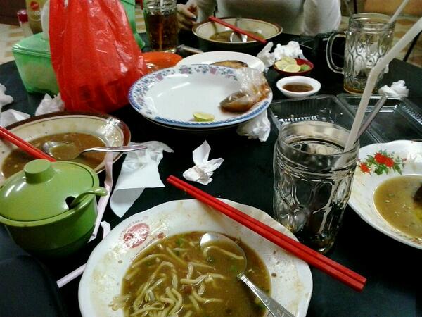 officialKOMUIN's tweet photo. malam mingguan pada ke mana nih guys? kita lg kuliner nih.tp dah abis.ada yang mau pergi lg ngga.ajak kita dong plis. http://t.co/UNWNC6HG0W