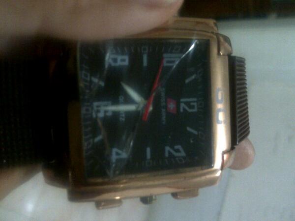 DeolaniQi's tweet photo. Swiss army ny pecah :'( http://t.co/Sk9j5dyxap