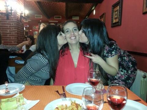 macarena1507's tweet photo. Con razon llegue a mi casa cn besos x tdos lados!!! @veromorenolo @marta_porrito http://t.co/O8ZCsQC6z9