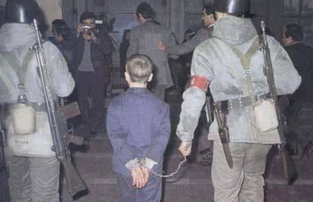 Bakanın çocuğunun koluna giremeyenlere. innâ lillâhi ve innâ ileyhi râciûn... ölüm var ya Omer...