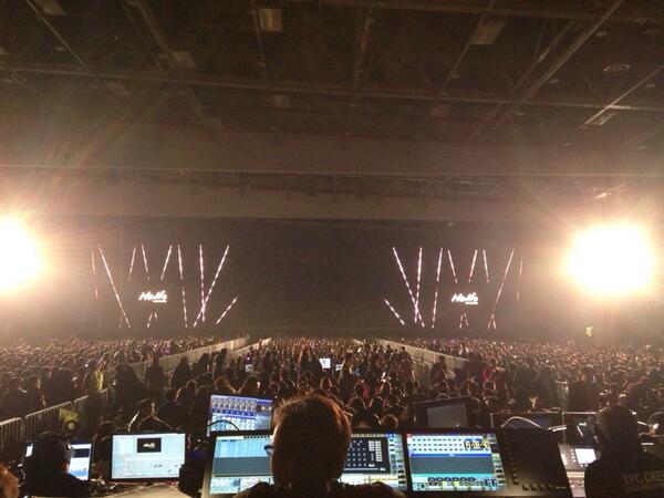 live_ypc's tweet photo. 2013 조용필&amp;위대한탄생 투어콘서트 "HELLO"가 6개월간의 긴 대장정의 시간을 마무리 했습니다! 마지막 대구 공연에서의 뜨거운 함성 역시 너무나도 감격스러웠습니다 ;) http://t.co/l3rm9WGPy5