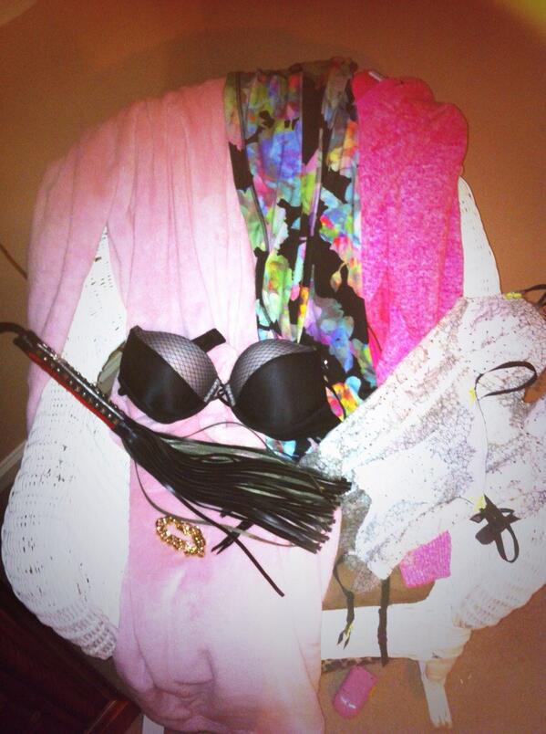 #lingerie #robe #hoodie #leggings #bombshellbra #bracelet #victoriasecret #bestboyfriend #dropastackonher 👏👏👏