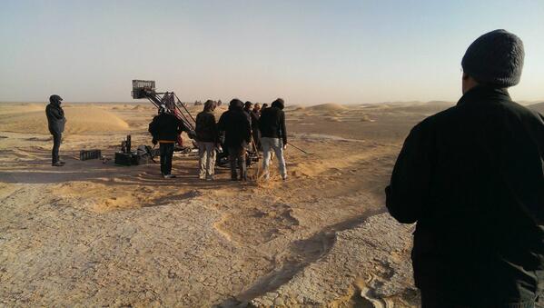 22 Diciembre - Queen of the Desert- Algunas Imágenes del Set!!! BcB4deWCMAASevW