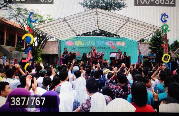 superglad_band's tweet photo. Ciamik "@_SUTONG: Sedikit cuplikan foto ketika superglad_band di acara pensi @CrayonSMANLA tadi sore http://t.co/I1thDVEJvl"