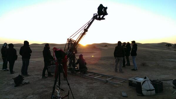 22 Diciembre - Queen of the Desert- Algunas Imágenes del Set!!! BcB5UToCcAAl1pV