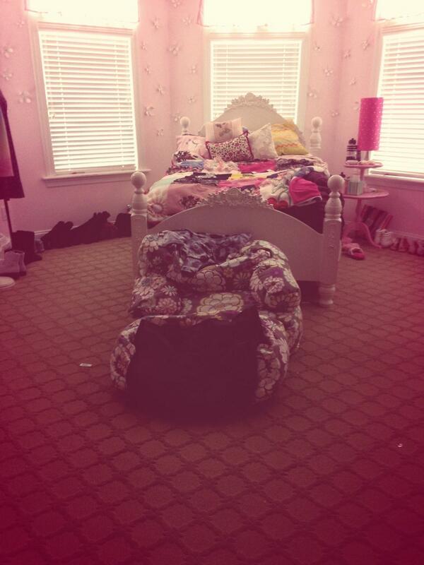 NewYorkSyddie's tweet image. To those of you who say they have never even seen my floor... #itsclean #mychamber #notforlong