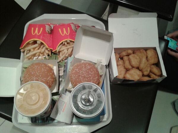 vanesa_maria8's tweet photo. Como nos hemos puesto @nataliaclar y yo, puff.. http://t.co/NvplyhK9cy