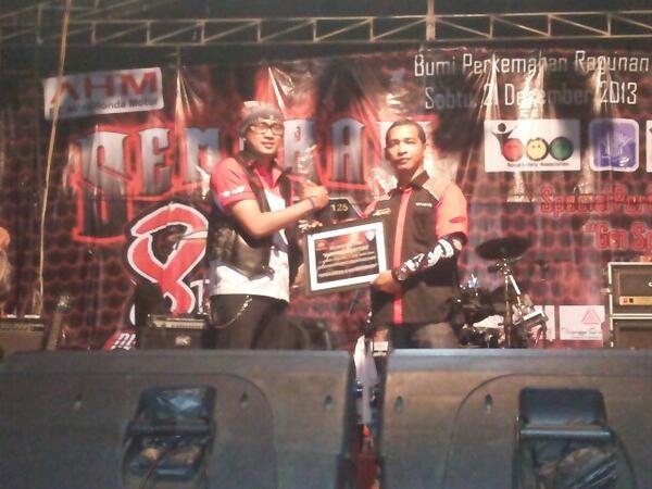 Penyerahan plakat koster bejaters di acara 8th anniversary hsx 125 community indonesia