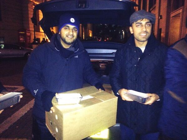 MKABaitunNoor's tweet photo. Youth from Colliers Wood joyfully took part in feeding 100 homeless people throughout the Central London area http://t.co/i8qGHAcr76