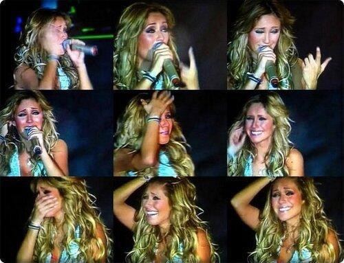 rbdmaniaco's tweet photo. essa foto não precisa de legendas, basta olhar para perceber o amor de Anahi pelo RBD. #5AñosSinRBD http://t.co/70YYfIisEX