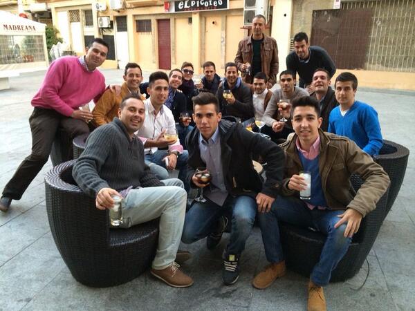 AtleticoTharsis's tweet photo. No pudo ser cenaa... Pero si almuerzo!!! A disfrutar chavales os lo mereceis!! http://t.co/YASmhYo4nJ
