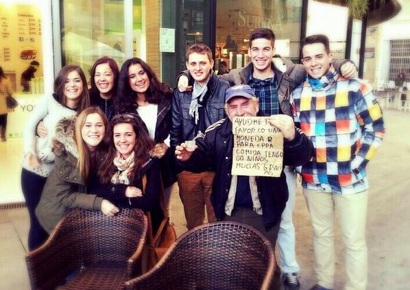 mariadelosuyo's tweet photo. se nos acoplan hasta los vagabundos jaja @jose_mariars @Makea94 @AnnTitesis @carmona1992 @anfese @MariaMachucaEme http://t.co/9sRXRnMv10