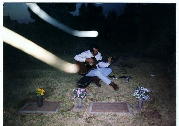 aztecdave's tweet photo. @NancyHeartMusic 
Me and my TKE @ moms resting place singing the song I wrote her
Vienna Ray Bently5-19-40 3-23-63 http://t.co/KT9ihfTic7