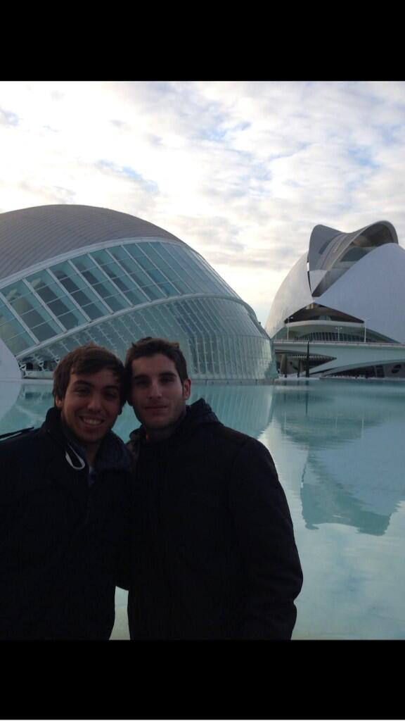 luis_t95's tweet photo. Pre-quedada con mi medico valenciano @Guilleurios !!!!! #yaerahora http://t.co/EjGYOlHncz