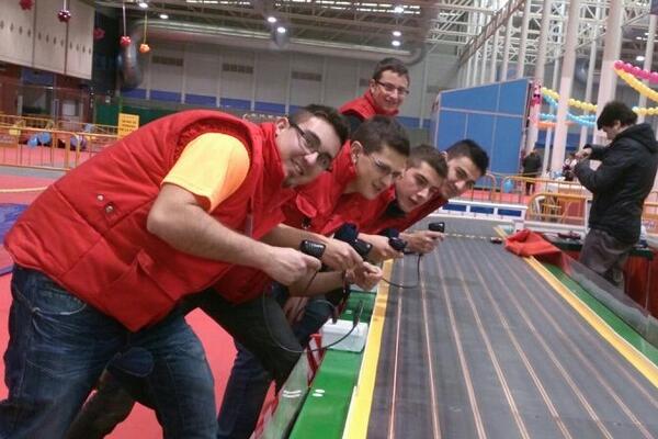 Hinsuflable77's tweet photo. LA PUTA RISION @aitorove @FitodeFuen @rubenpei7 @josiin @fer27ferry SOLOS EN NAVIVAL http://t.co/51gsiGgkF2