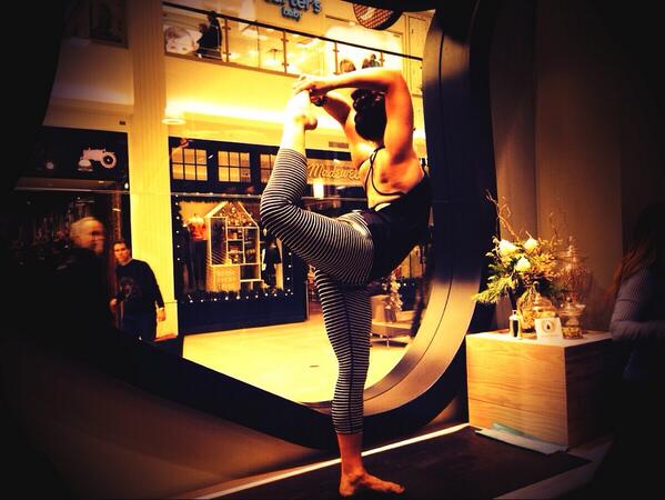 Djokinen22's tweet photo. Window Yoga! Lululemon. Mall of America...#Lululemon #MOA #happyholidays http://t.co/WYqNzM588V