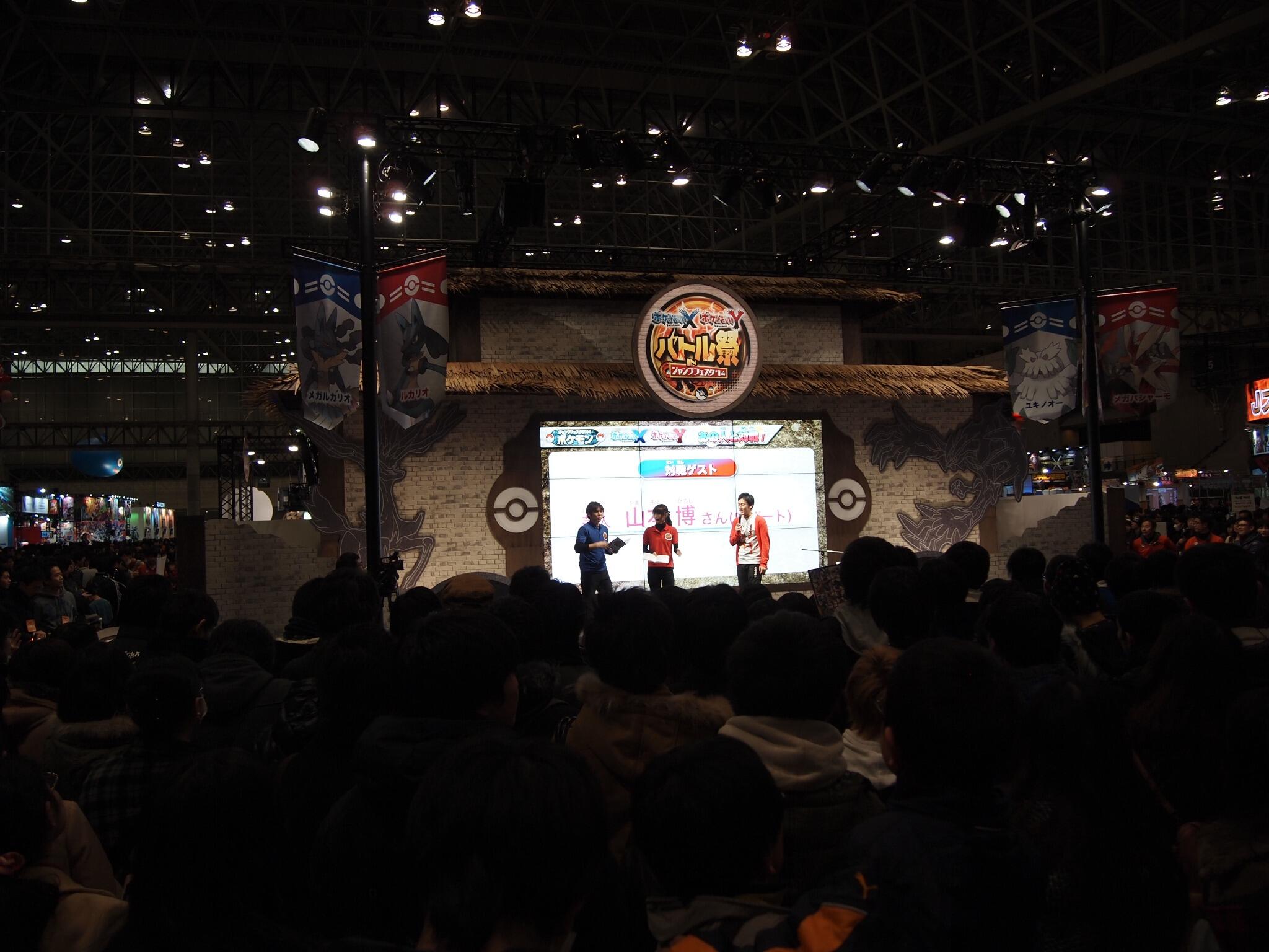 ポケモン公式ツイッター ロバート山本さんが登場 山本さんのポケモンバトルの強さ を一目見ようと多くの方に集まって頂いています 果たして 今日 山本さんに勝利する強者は現れるのか Http T Co L4x9ro1uaa