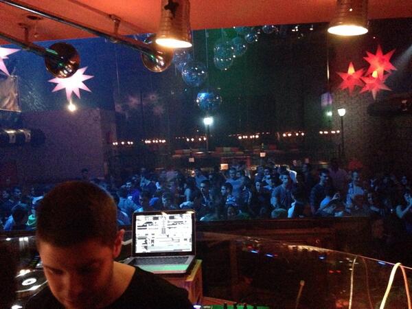 DjAndresLucia's tweet photo. Yieeeeee venga todos para @GlowSala  que empieza @DJSANCHOMR    Aaaapaaaaaa aiiiiii http://t.co/xuoR5l0DE2
