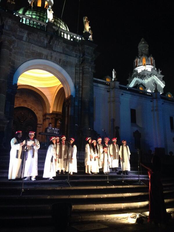MeetInQuito's tweet photo. El coro Voces en Armonía interpreta ahora cánticos de Navidad en el atrio de La Catedral #mappingQuito http://t.co/IltacAHpiN