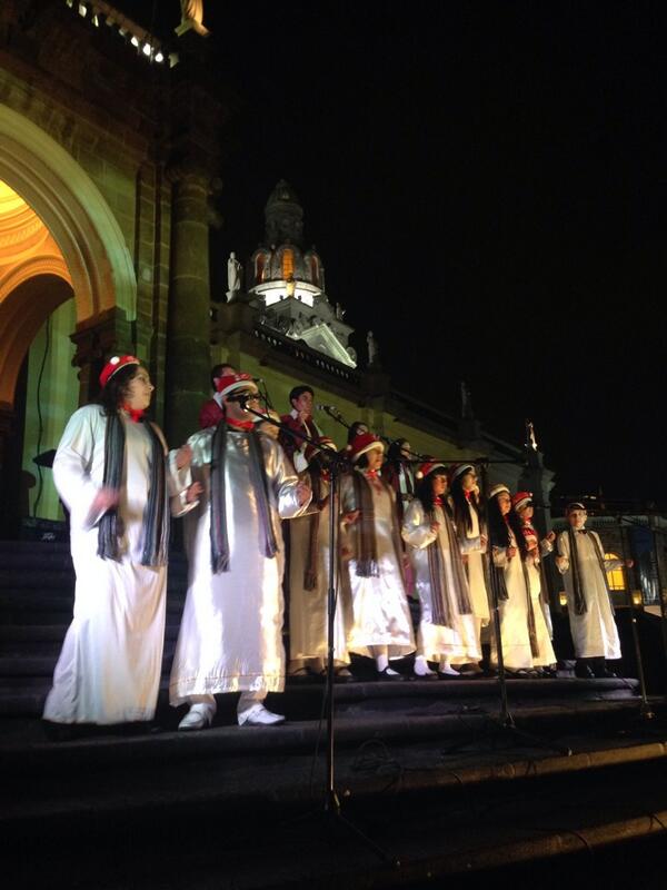 MeetInQuito's tweet photo. El ensamble gospel se une al coro Voces en Armonía para cantar por la #NavidadQ en #mappingQuito http://t.co/1xQrAc119y