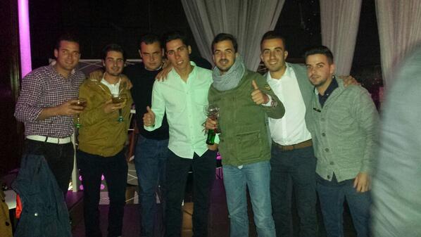 emiliopicaro's tweet photo. " Despues de cenar un poco de disco!!! @oskita90 @emiliopicaro @juanlu_paloshot @AlbertoFofi10 @kaypalos and mario http://t.co/UyWQwpoKJp"