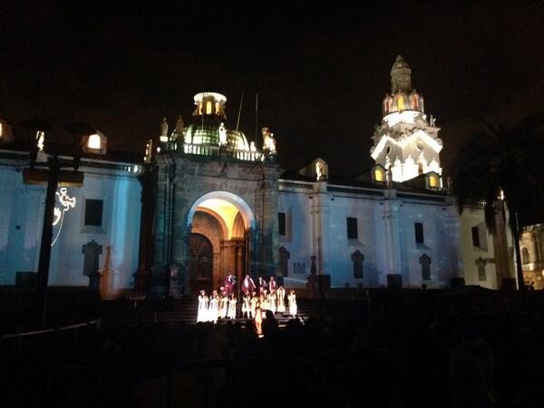 MeetInQuito's tweet photo. Happy Day canta el ensamble gospel y el público asistente acompaña con sus aplausos en el #mappingQuito http://t.co/rfVItW63cg