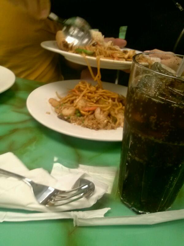NoeliFans's tweet photo. Munching out ✌ http://t.co/U5yDQzKbfN