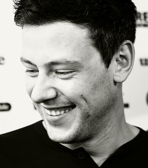 Alice_tttheart's tweet image. Oh that smile and you look lost. ♥ #RememberingCory #PhotoOne