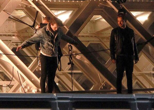 #1DNew || Louis y Liam grabando en el río Thames en Londres esta noche (21/12/13) #8