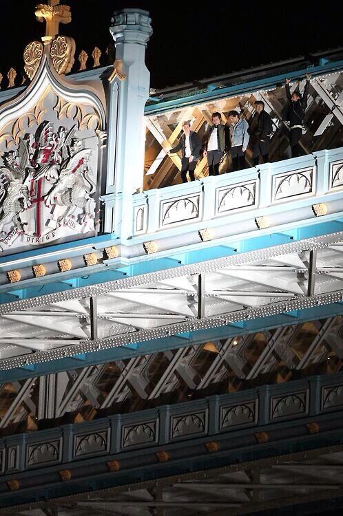 #1DNew || Los chicos grabando en el río Thames en Londres esta noche (21/12/13) #9