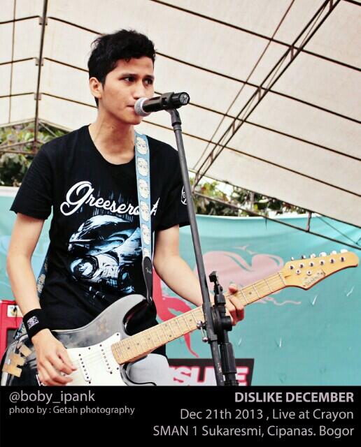 getahphotograph's tweet photo. @boby_ipank voc/guitar of @DislikeDecember at @CrayonSMANLA @_sman1sukaresmi wearing @GREESEPREMIUM http://t.co/1EotqRlUGY