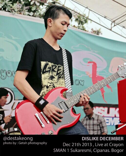 getahphotograph's tweet photo. @destakeong  guitarist of @DislikeDecember at @CrayonSMANLA @_sman1sukaresmi wearing @GREESEPREMIUM http://t.co/pPhgevoa7B
