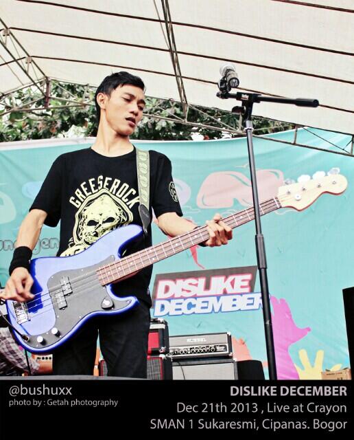 getahphotograph's tweet photo. @bushuxx bassist of @DislikeDecember at @CrayonSMANLA @_sman1sukaresmi wearing @GREESEPREMIUM http://t.co/RMJnZZGh2R