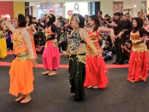 BTalentStudio's tweet photo. Dan sekarang giliran tim belly dance yg tampil! Buruan ke @senayancity sekarang karena #ZumbOlga akan segera mulai! http://t.co/YfvnzKWGyw