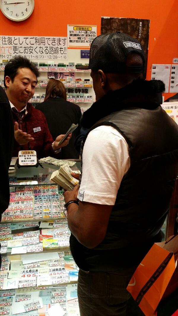 FloydMayweather's tweet photo. "Mr. Mayweather, we can only take $10,000. Please put the rest back in your bag" -  Currency Exchange in Tokyo http://t.co/nfA8J8IXET